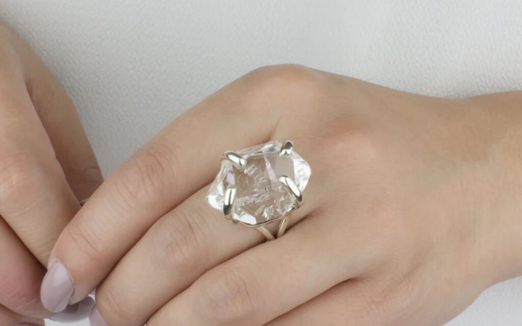 Phân biệt Herkimer và kim cương qua hình dạng, ánh lửa, độ cứng và chứng nhận kiểm định