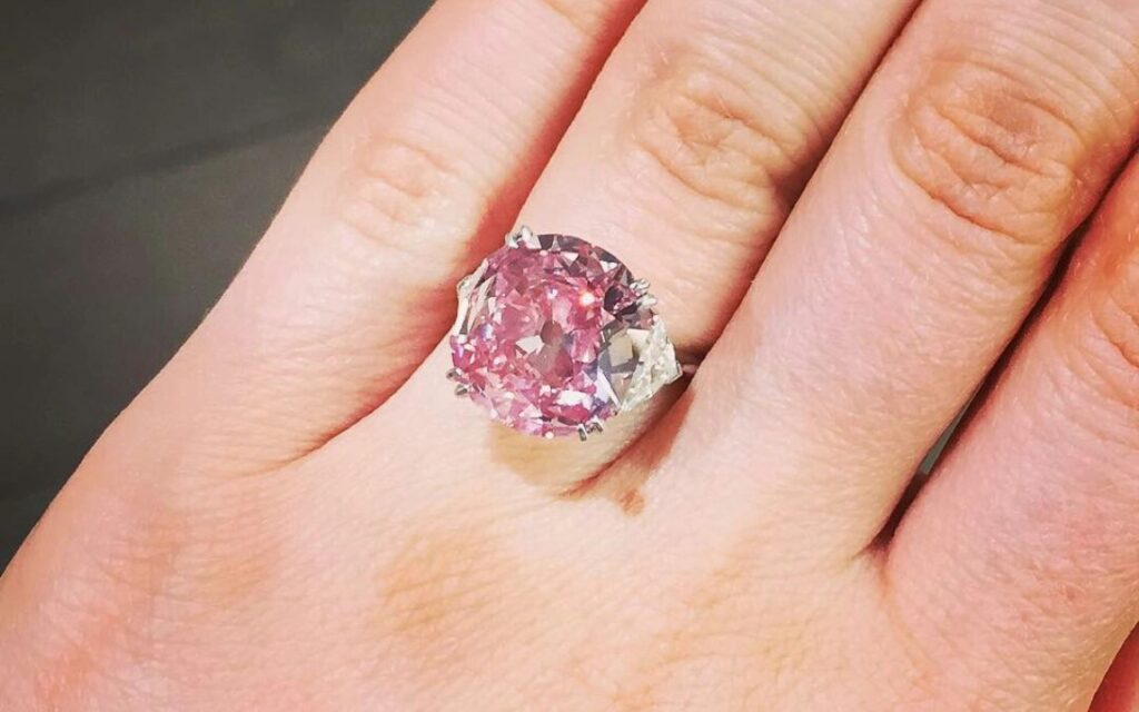 Nhẫn kim cương hồng