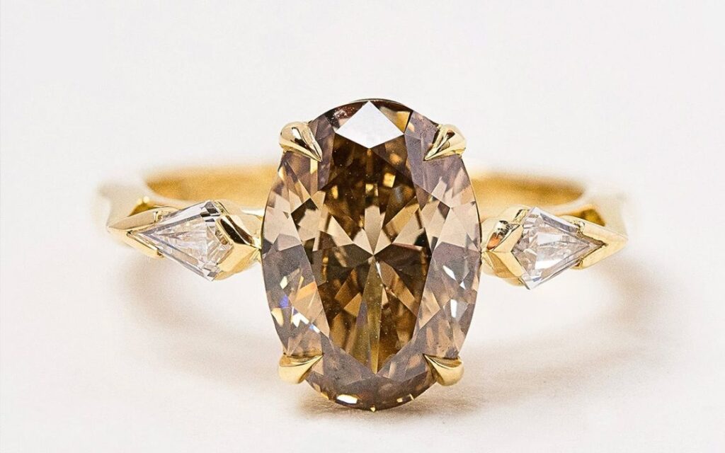 Kim cương nâu vẫn theo 4C nhưng ưu tiên màu sắc, sau đó là chế tác, còn độ tinh khiết và carat ít quan trọng hơn.