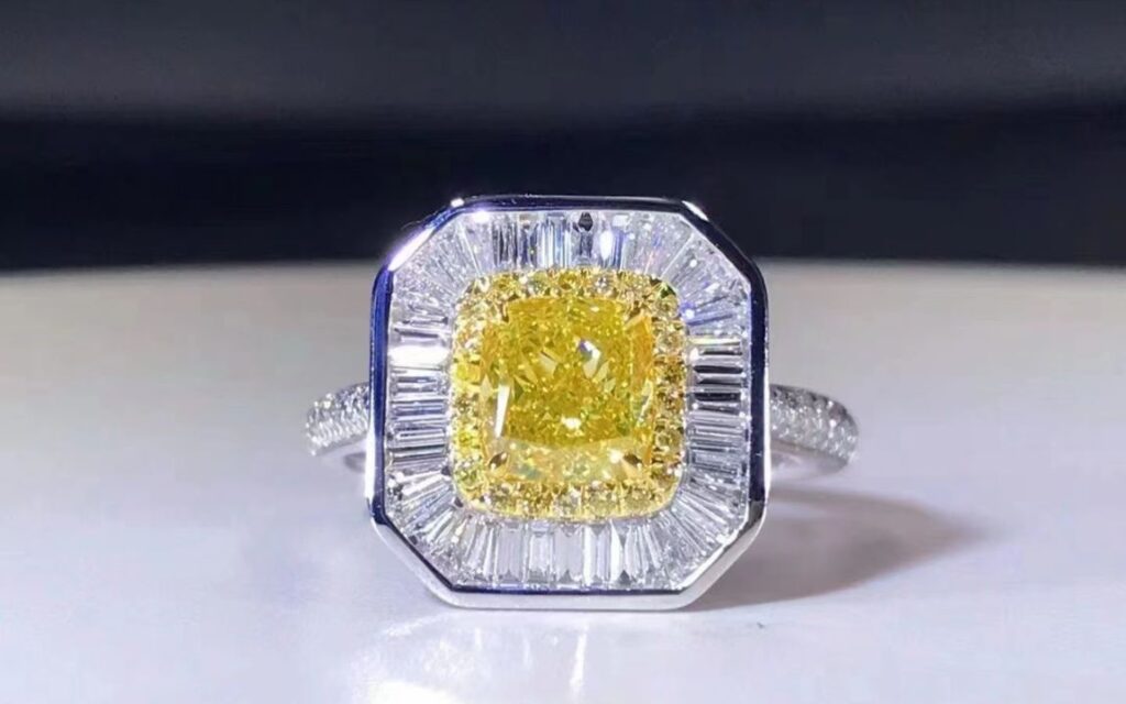 Kim cương vàng (Fancy Yellow Diamond) là loại kim cương màu quý hiếm được hình thành hoàn toàn tự nhiên trong lòng đất