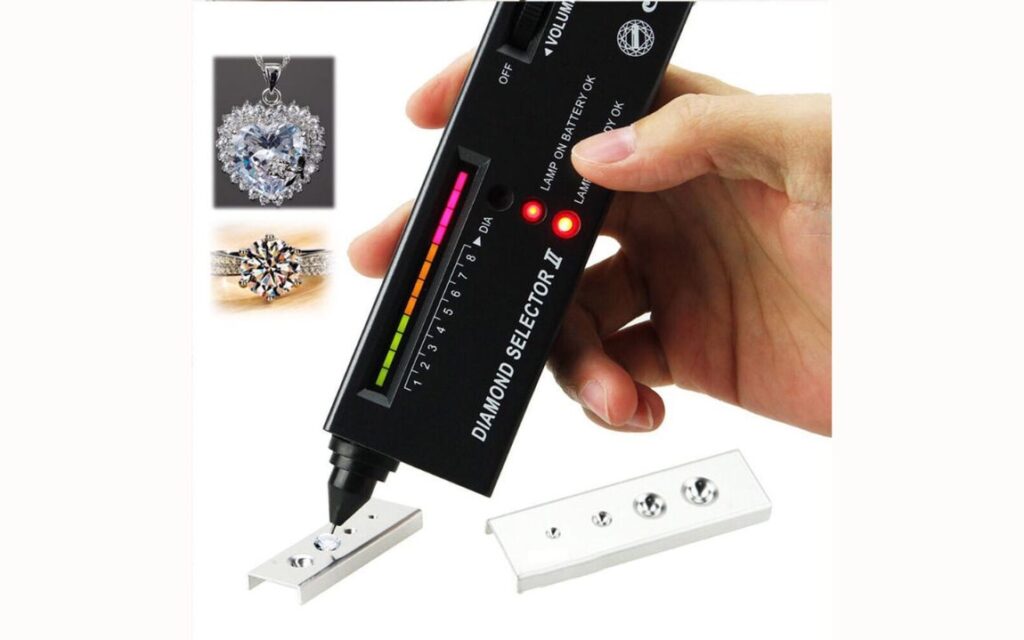 Bút thử kim cương là thiết bị điện tử cầm tay dùng để phân biệt nhanh kim cương thật với các loại đá giả