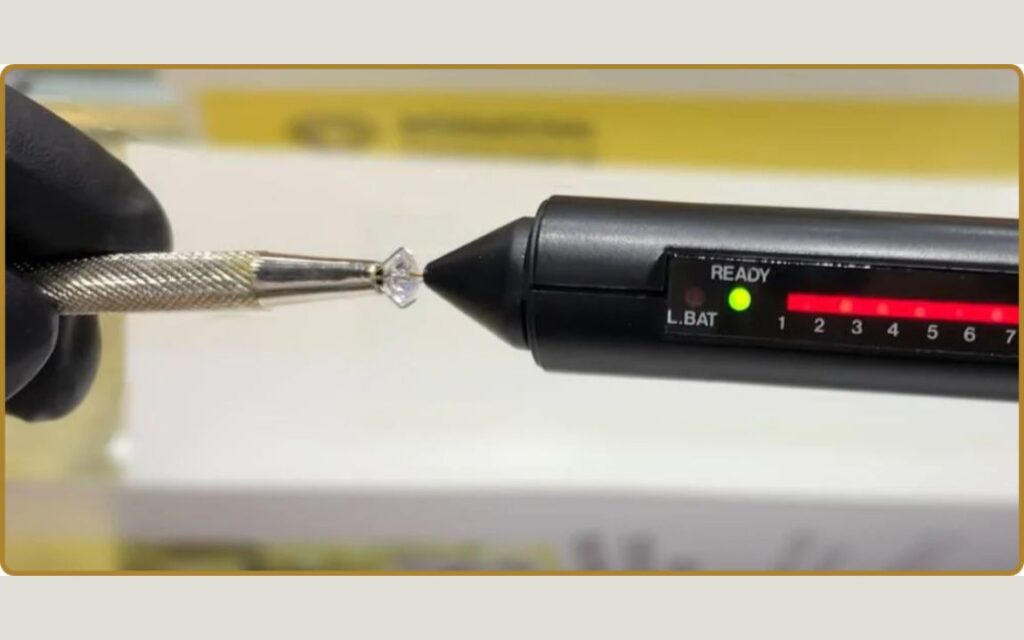 Bút thử kim cương là công cụ sàng lọc nhanh hiệu quả nhưng không mang tính quyết định về giá trị hay nguồn gốc thực sự của viên đá