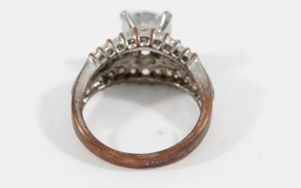 Nhẫn kim cương bị xỉn màu