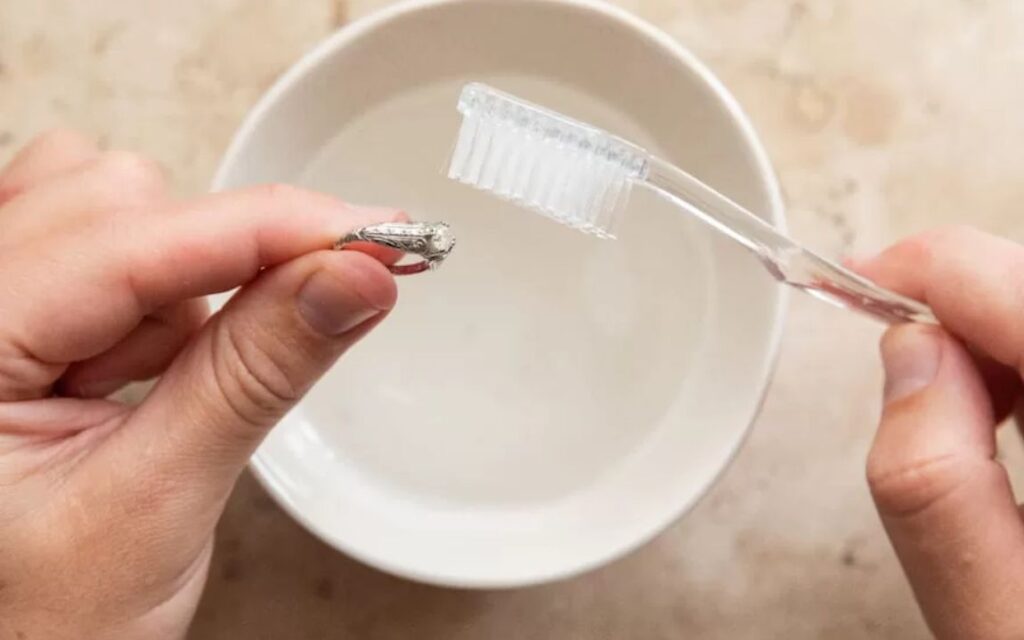 cách làm sạch nhẫn kim cương