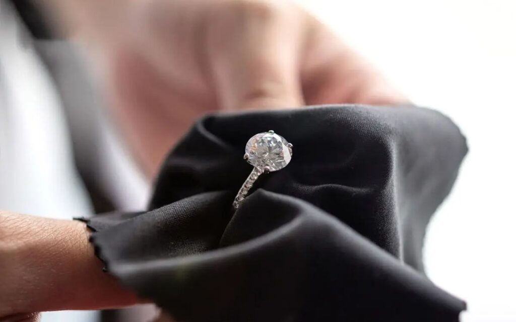 Làm sạch nhẫn kim cương bằng nước rửa chuyên dụng, sau đó dùng khăn lau nhẹ lại cho sạch