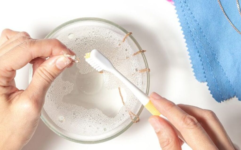 Làm sạch nhẫn kim cương bằng nước có ga