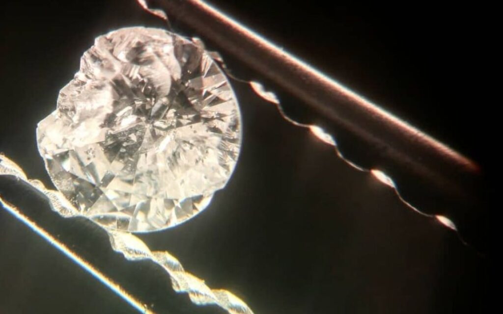 Kim cương có thể được cắt gọt nhờ lợi dụng các hướng liên kết yếu trong cấu trúc tinh thể và sử dụng chính bột kim cương để mài mòn