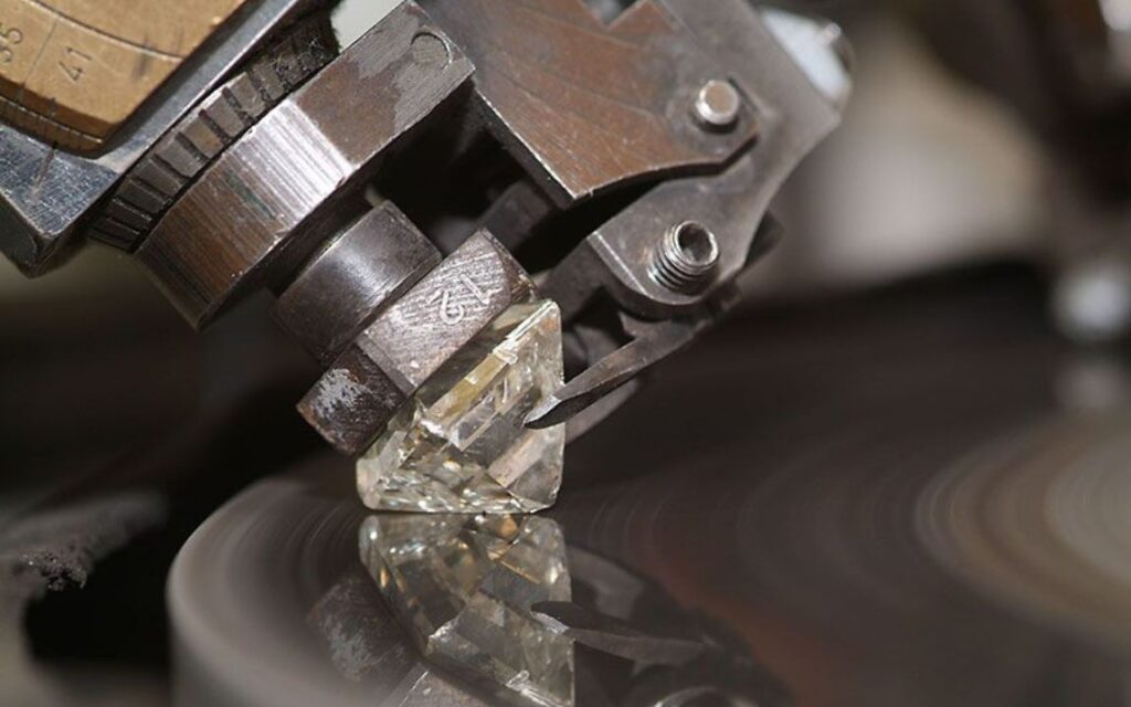 cắt kim cương bằng gì