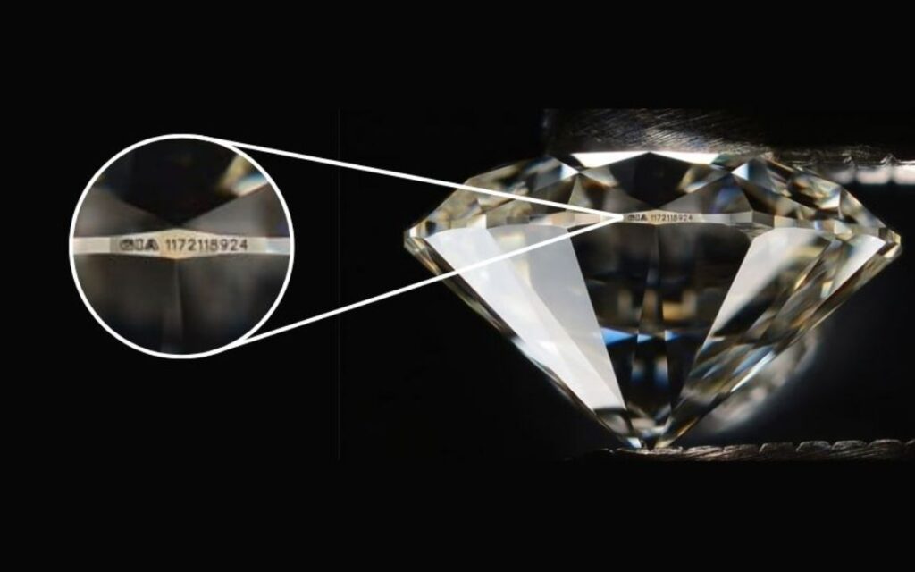 Dùng tia laser để khắc mã số cạnh kim cương