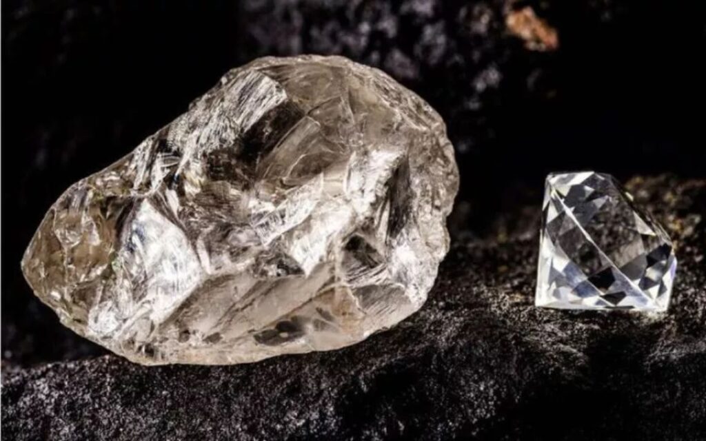 Kim cương tự nhiên là kết quả của một quá trình địa chất kéo dài và khắc nghiệt