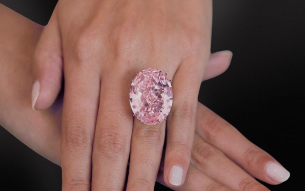Đeo kim cương hồng giúp mang đến sự lãng mạn và ngọt ngào trong tình yêu