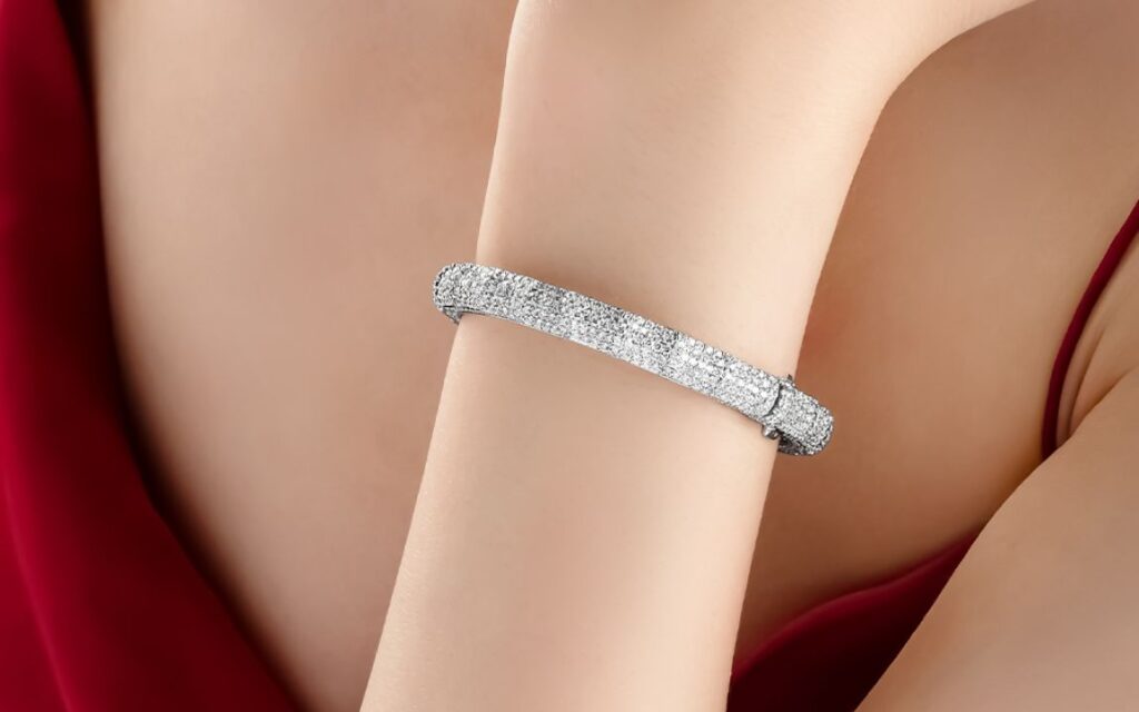 Đeo kim cương thanh tẩy năng lượng tiêu cực bảo vệ chủ nhân