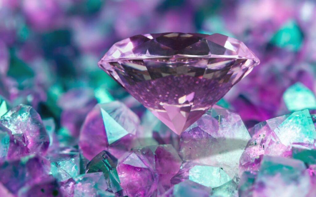Kim cương tím cực hiếm, hình thành do biến dạng mạng lưới tinh thể và nồng độ Hydro cao dưới áp suất lớn