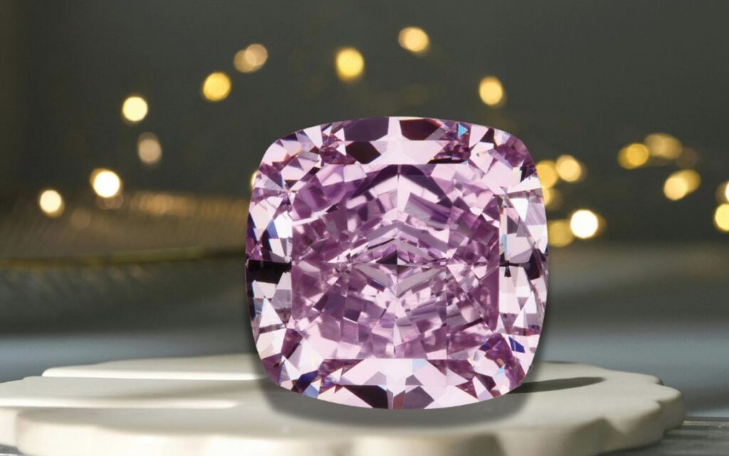 Đối với kim cương tím, thứ tự ưu tiên của tiêu chuẩn 4C có sự thay đổi rõ rệt so với kim cương không màu truyền thống.