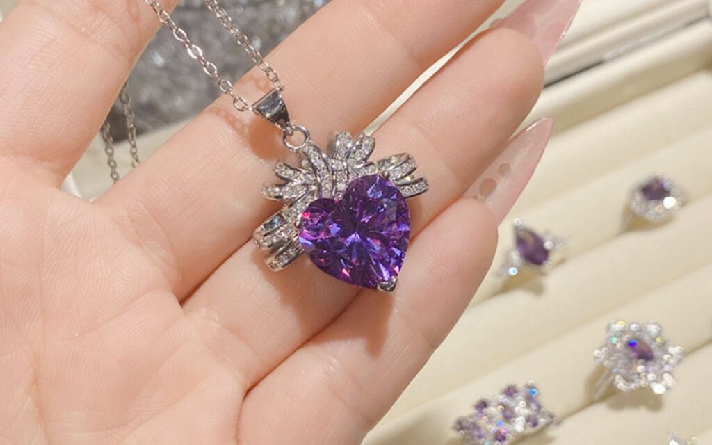 Làm sạch trang sức bằng dung dịch chuyên dụng hoặc nước ấm pha xà phòng loãng và bàn chải mềm.