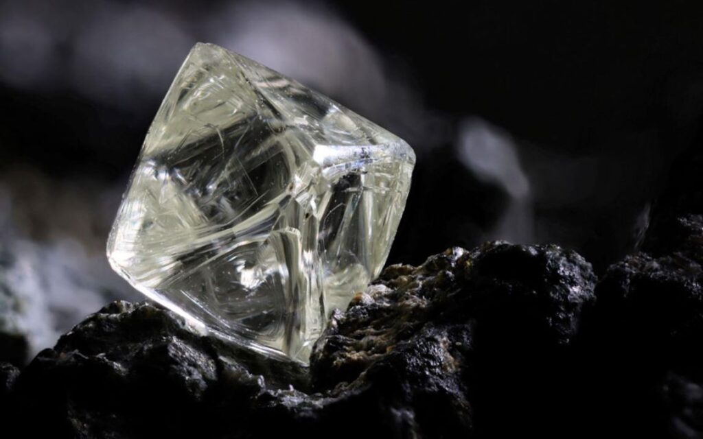 Kim cương tự nhiên là khoáng vật được cấu tạo từ nguyên tố Carbon nguyên chất