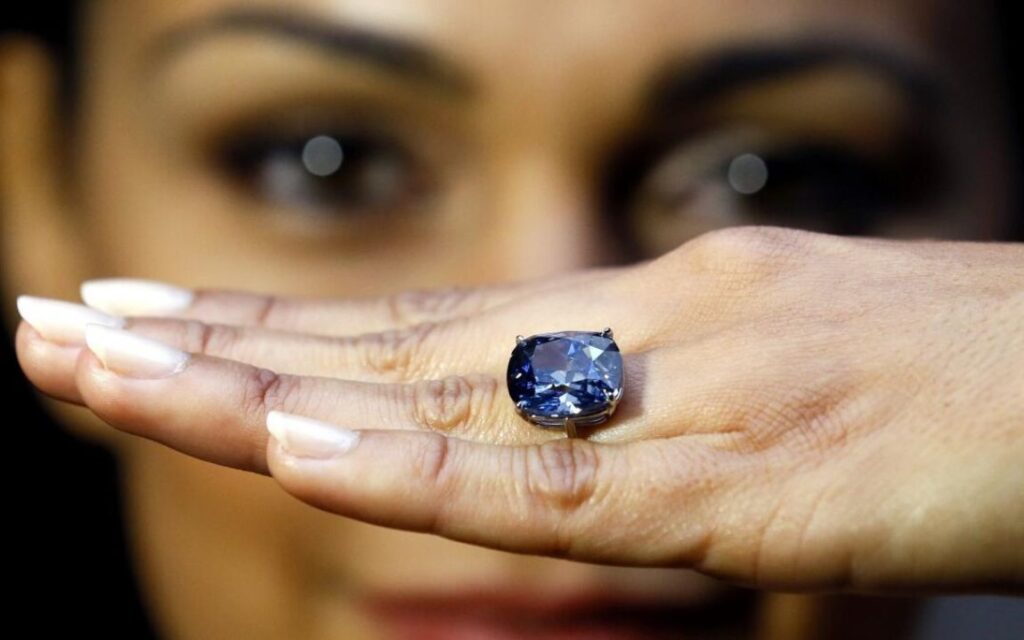 Sở hữu sắc xanh hành Thủy, kim cương xanh là vật phẩm hộ mệnh giúp thu hút vượng khí và sự bình an