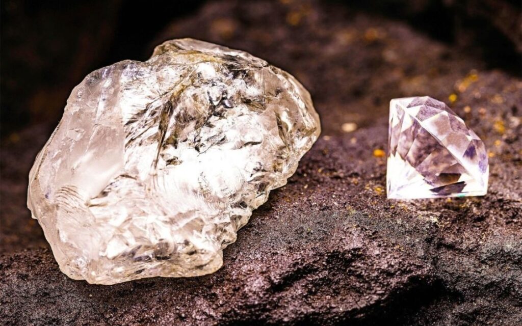 Kim cương là dạng thù hình của Carbon với cấu trúc tinh thể lập phương siêu bền vững, là vật liệu tự nhiên cứng nhất hành tinh (10/10 điểm Mohs)