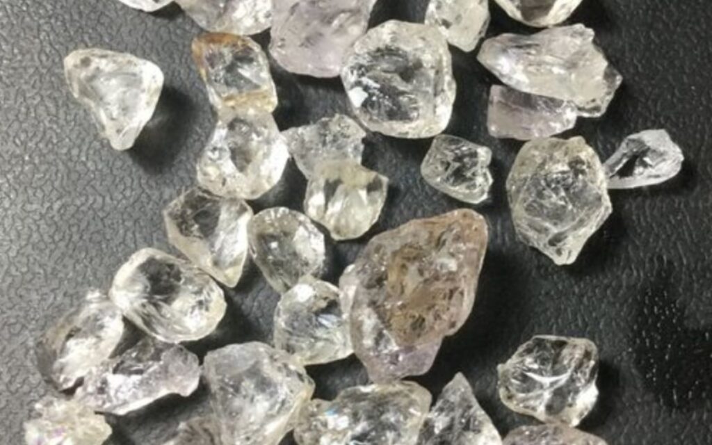 Việt Nam hiện chưa có mỏ kim cương tự nhiên đủ trữ lượng để khai thác thương mại