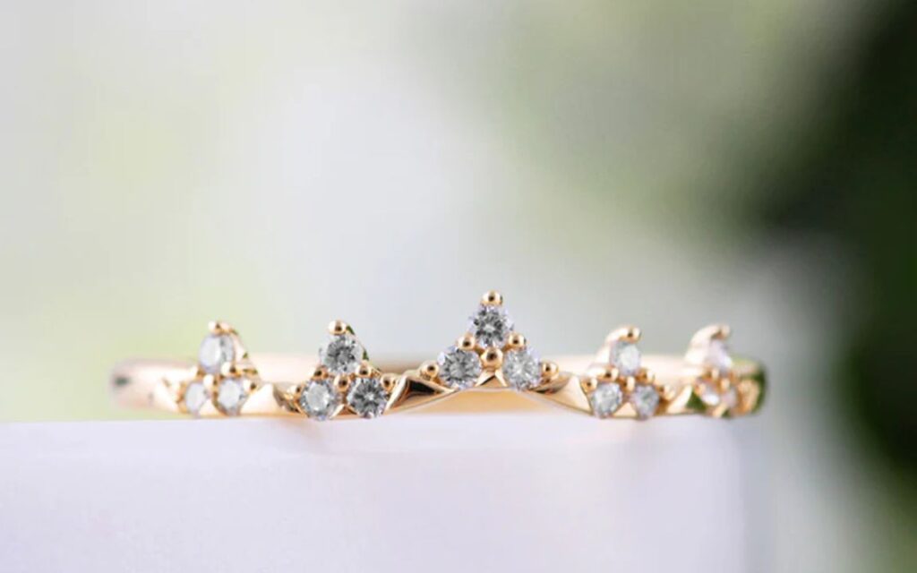 Vệ sinh định kỳ, kiểm tra chấu thường xuyên và tránh va đập giúp nhẫn Crown Ring luôn bền đẹp