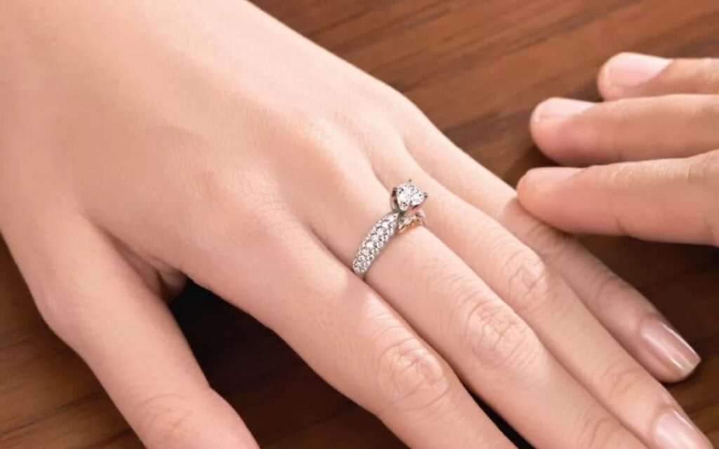 viên kim cương bị nguyền rủa